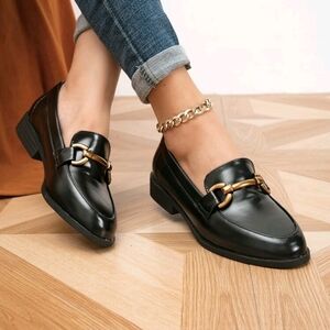 Black round toe flats